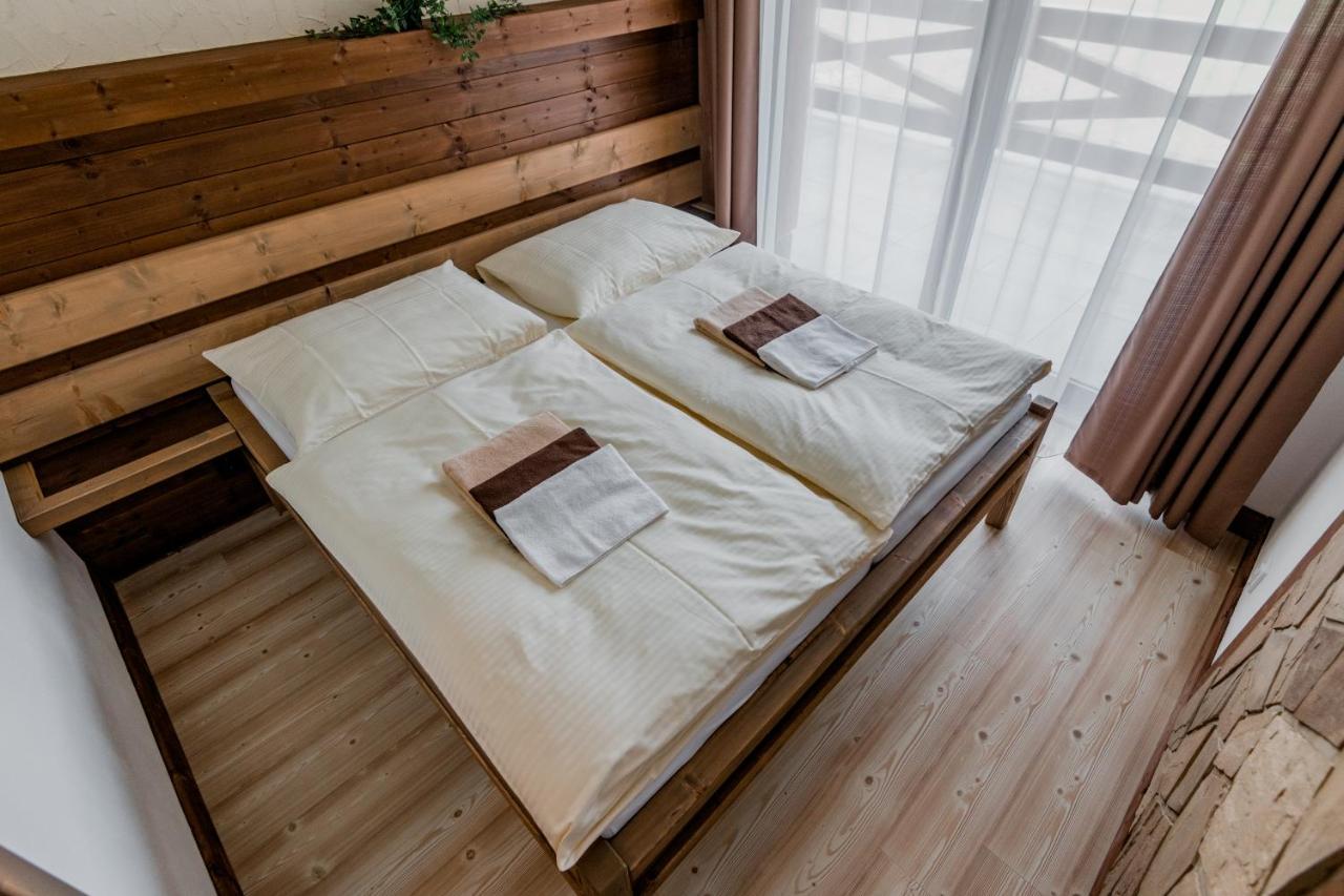 Nestville Apartments Hniezdne エクステリア 写真