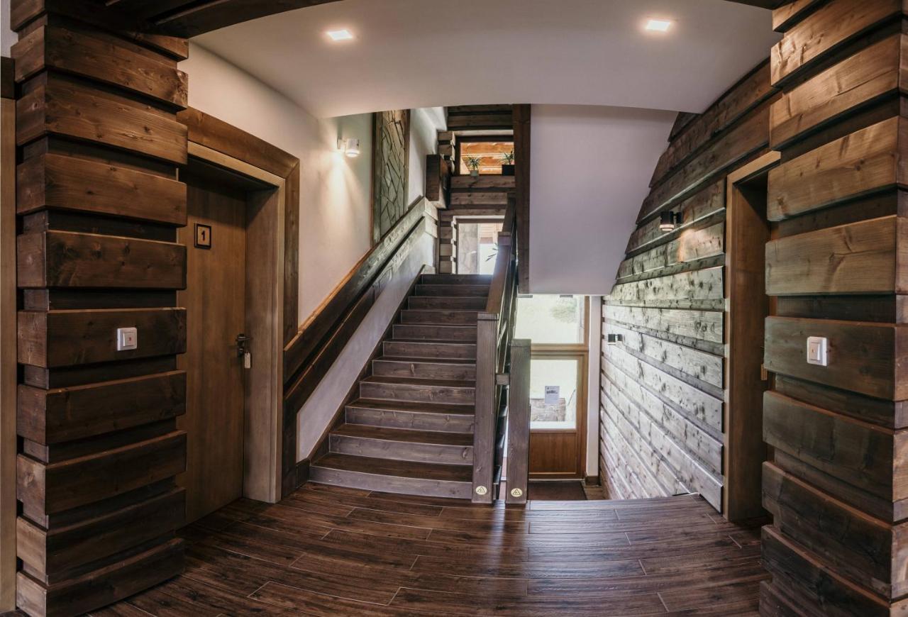 Nestville Apartments Hniezdne エクステリア 写真