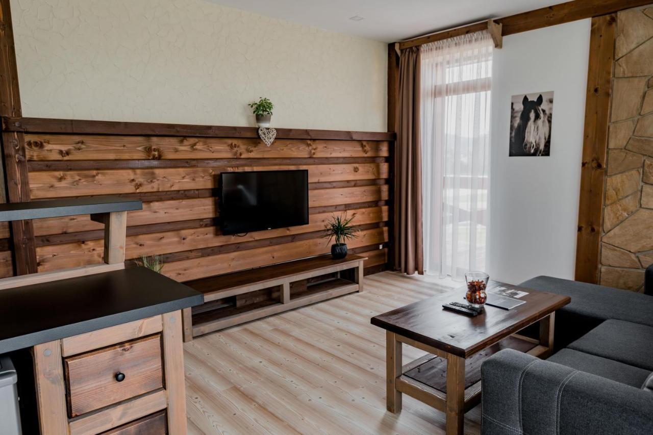 Nestville Apartments Hniezdne エクステリア 写真