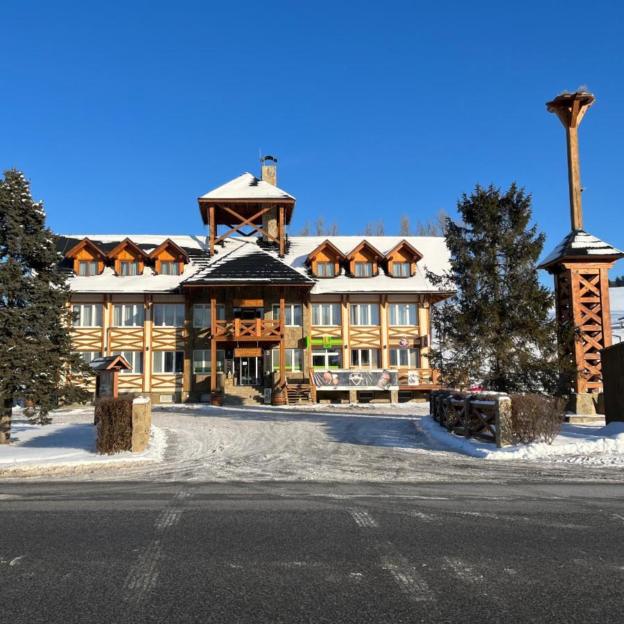 Nestville Apartments Hniezdne エクステリア 写真