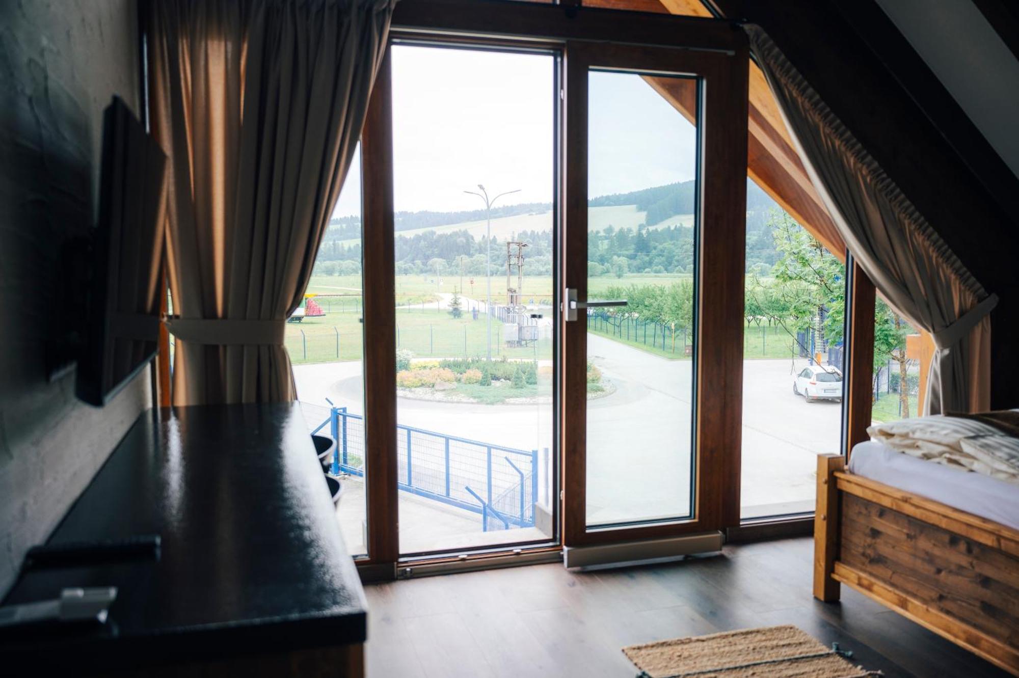 Nestville Apartments Hniezdne エクステリア 写真